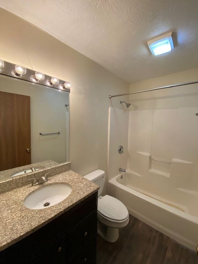 Building Photo - 3 Bdrm Duplex - Country Walk Estates. Pets Welcome!