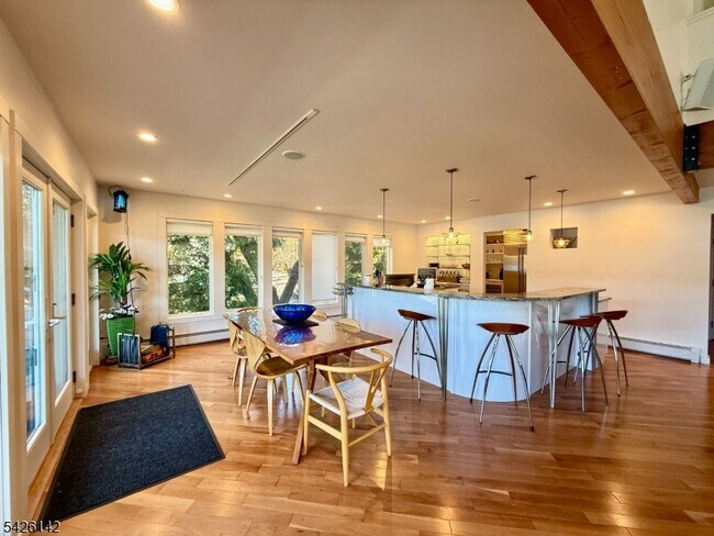 Foto del edificio - 73 Forest Lake Dr