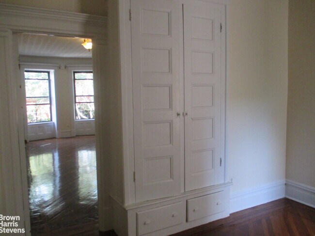 Building Photo - Large Center Slope 2 BR + Den