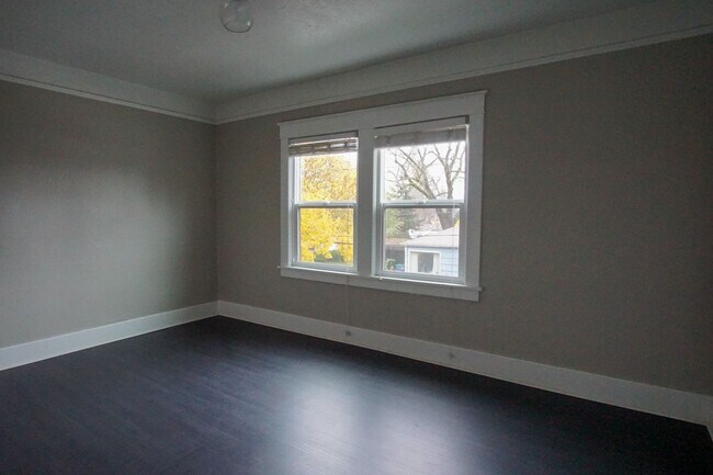 Foto del edificio - Top Floor Vintage Studio with Modern Renovations + ONE MONTH FREE!