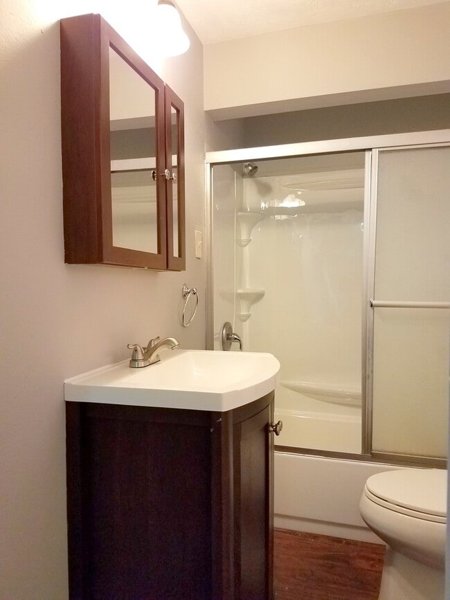 Building Photo - 3 Bedroom Available in August! One block f...