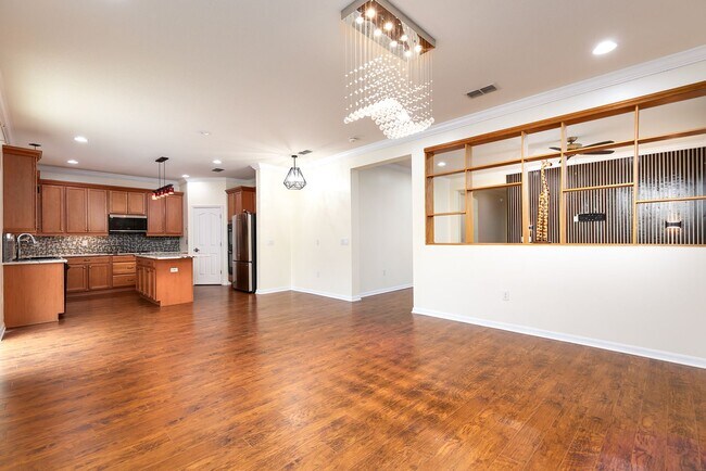 Foto del edificio - BEAUTIFUL UPDATED 4 bedroom home in great community!