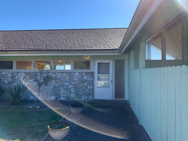 Building Photo - Beautiful Waterfront Home!