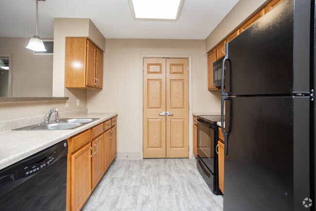 2BR, 2BA - 1,300SF - Deer Lakes Apartments