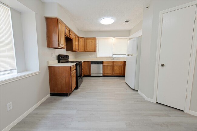 Building Photo - 21310 Park Run Dr