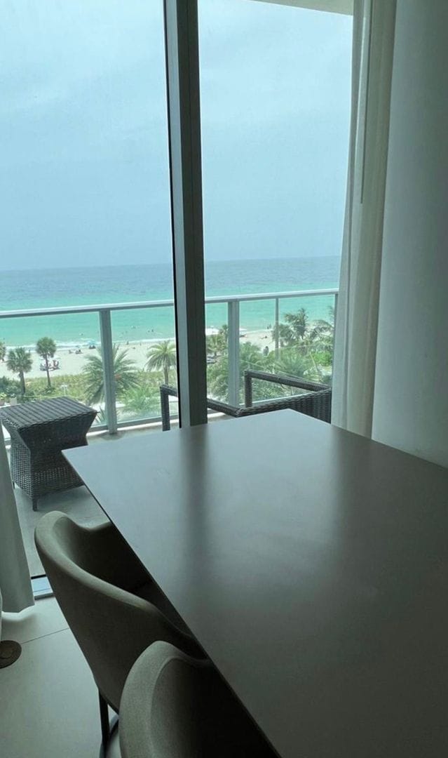 Foto del edificio - Seasonal Rental – Stunning Corner 1Bed/1Bath Unit with Breathtaking Ocean and Beach Views