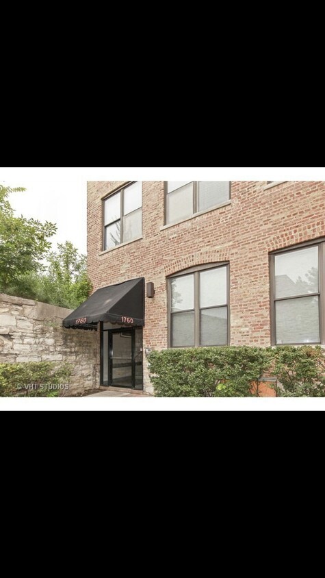 Secured entrance - 1760 W Wrightwood Ave