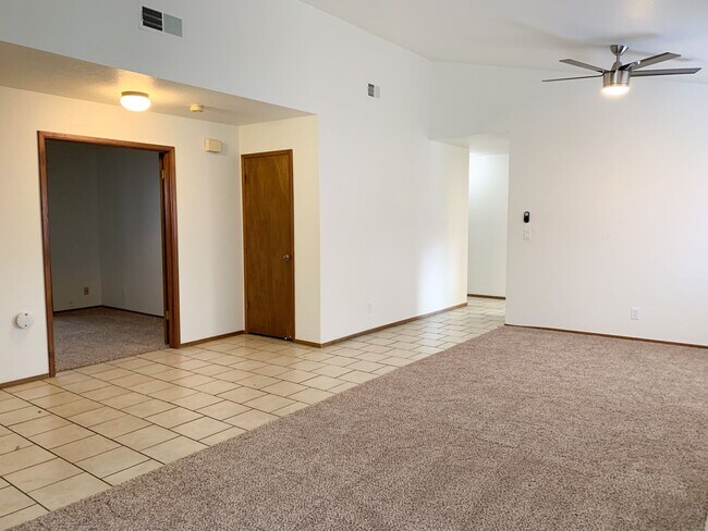 Building Photo - Charming 3 Bedroom 2 Bath Home in the Pock...