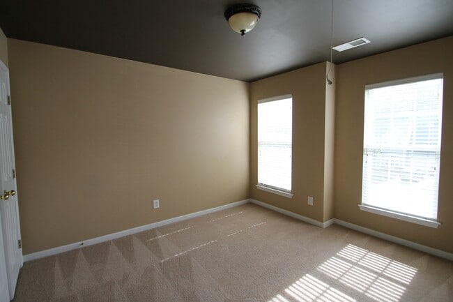 Foto del edificio - Exclusively Offered by Muse Realty, LLC