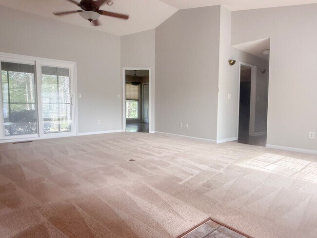 Foto del edificio - 3-Bedroom Home in Cookeville with Sunroom, Fireplace & Fire Pit Area