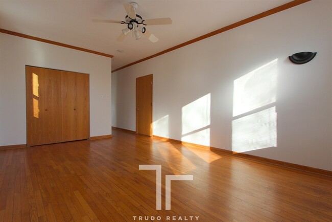 Building Photo - 648 W Buckingham Pl
