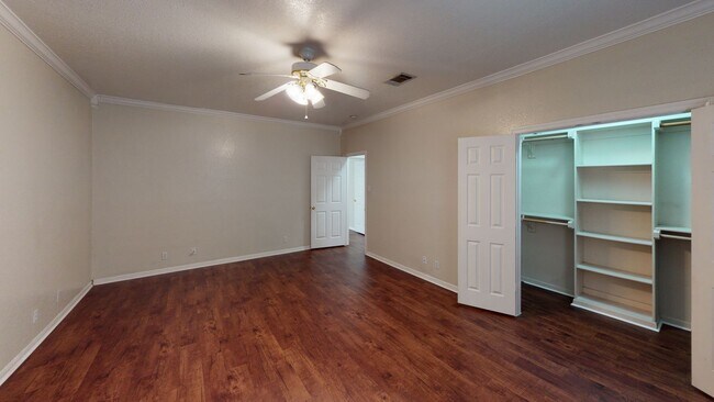 Foto del edificio - Spacious 4/2 Blocks from Campus!