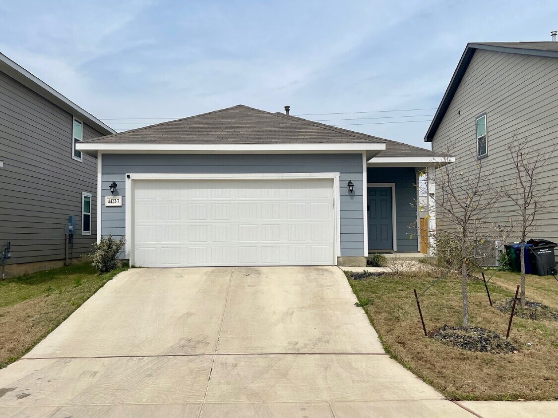 "Spacious 3-Bedroom Gem with 2 Full Baths on Chandler Road - Your San Antonio Sanctuary Awaits!" - "Spacious 3-Bedroom Gem with 2 Full Baths ...