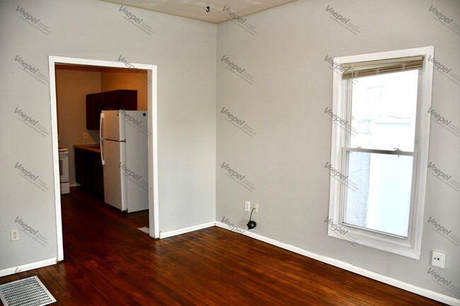 Foto del edificio - 2 Bed, 1 Bath- $1000 a Month- 1/2 Off Seco...