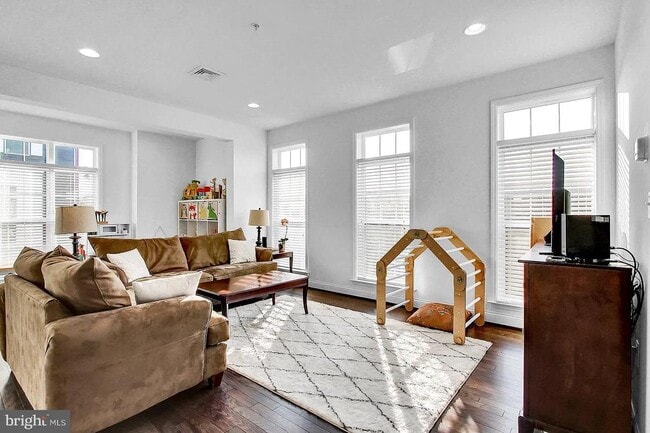 Building Photo - 810 Mayer Pl