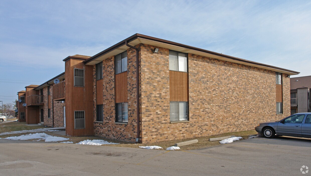 Building Photo - 11621 W Brown Deer Rd