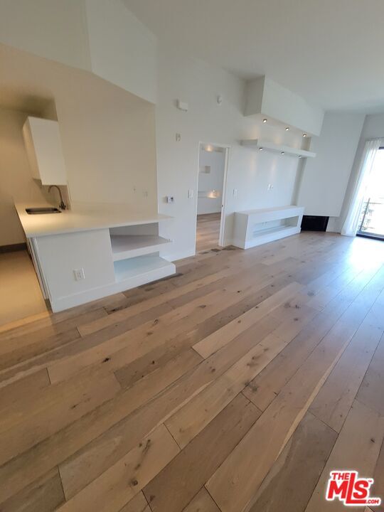 Foto del edificio - 8811 Burton Way