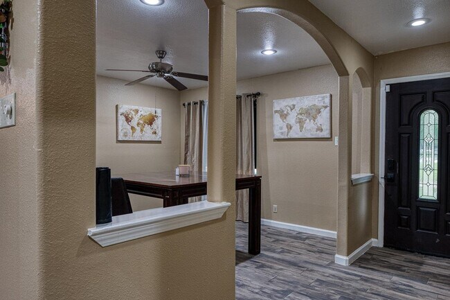 Building Photo - 501 Alderete Ln