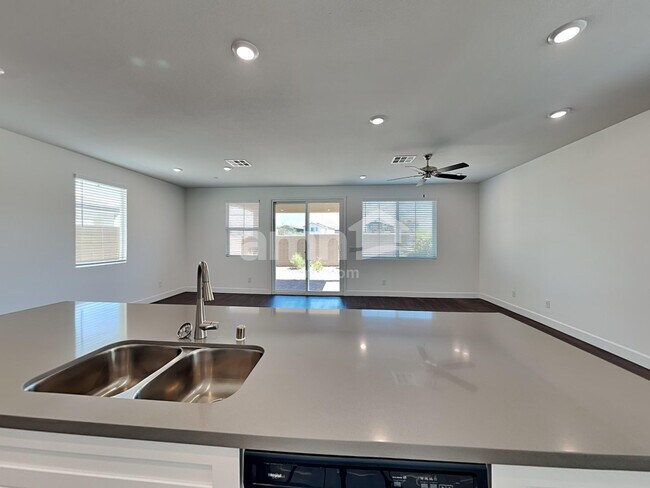 Foto del edificio - 284 Yasmin Daylily Pl