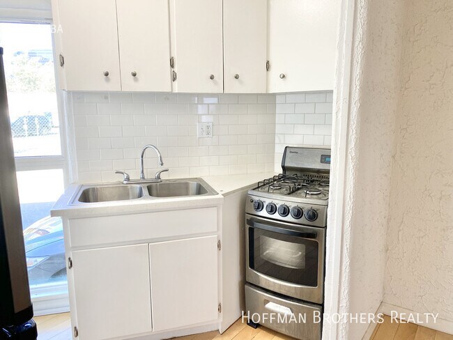 Foto del edificio - 473 S Roxbury Dr