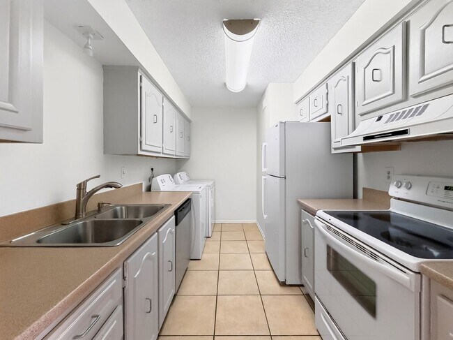 Building Photo - 518 Orange Dr