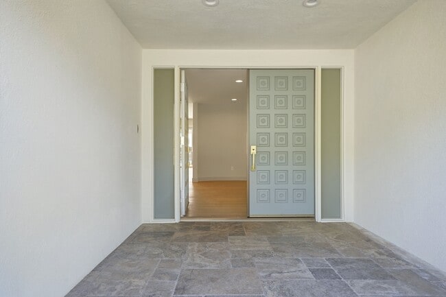 Building Photo - 5527 Burning Tree Dr