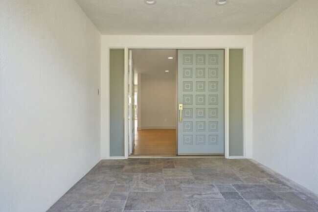 Foto del edificio - 5527 Burning Tree Dr