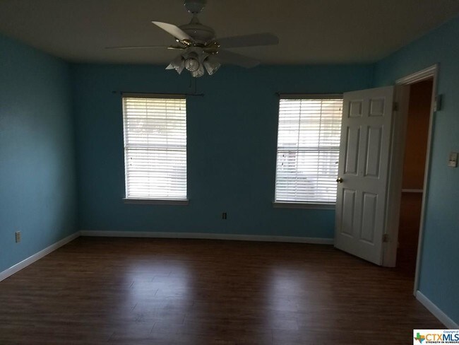 Foto del edificio - 239 Lake Ridge Dr