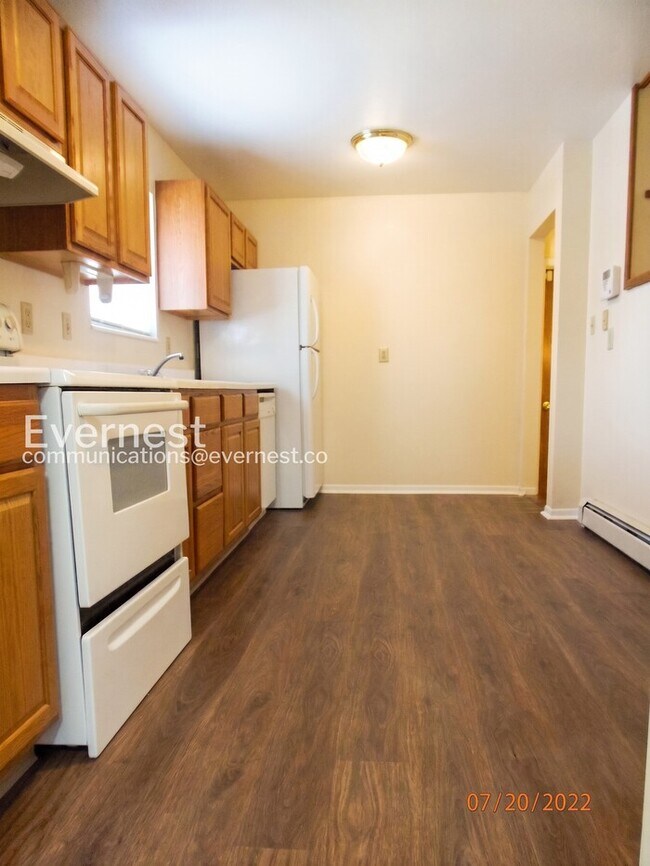 Building Photo - 4 Bed, 2 Bath Home with Garage / Available Soon!