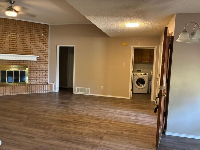Building Photo - Three bedroom, two bath home available for lease!