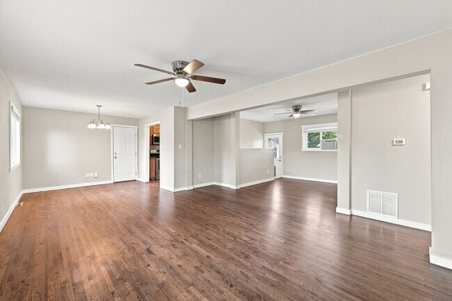 Building Photo - Updated 4bed 3bath with huge yard and garage + carport!