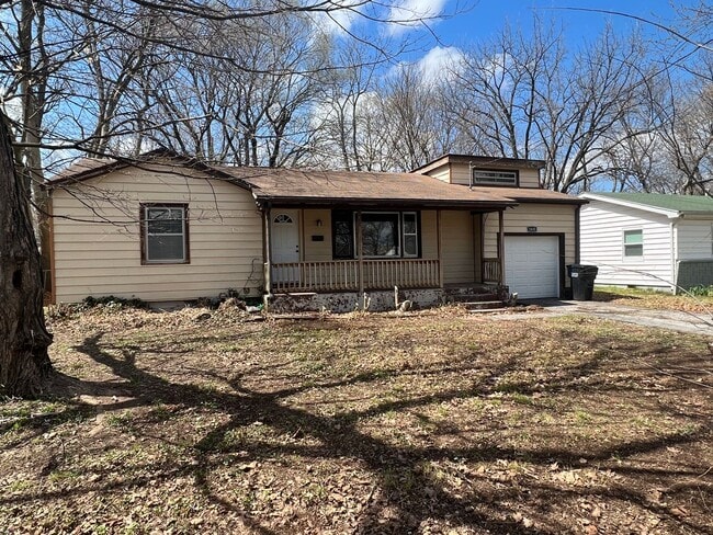 Building Photo - Updated 3 bed/1 bath, 1130 sq ft home! 183...