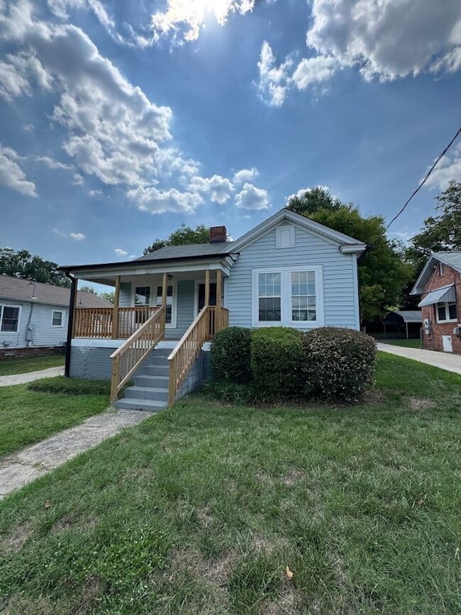 Building Photo - 3bed/1bath House $1395!