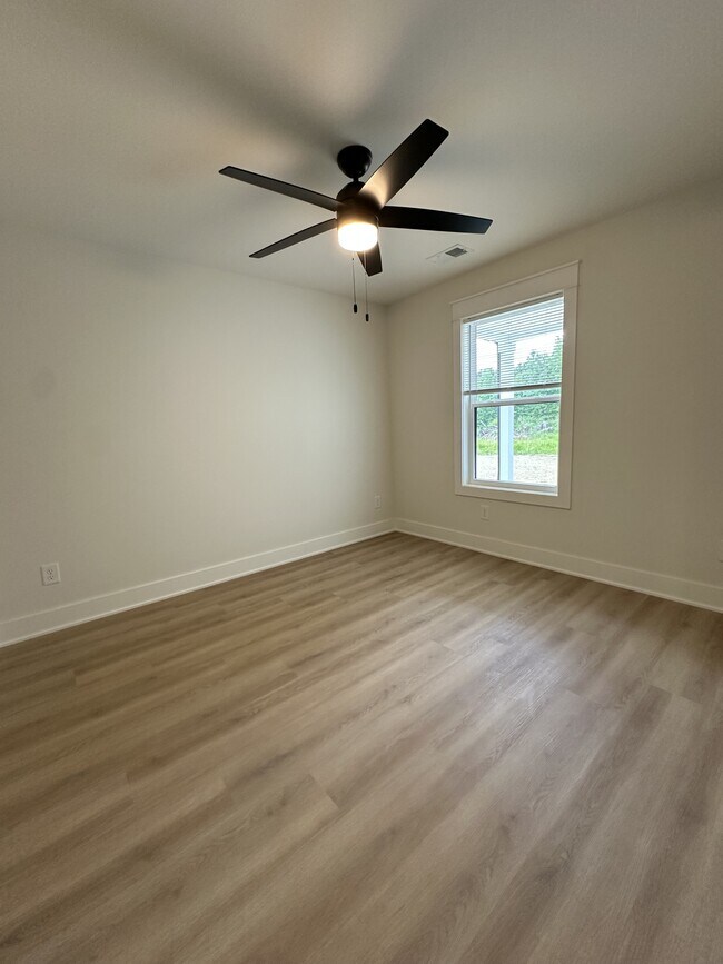 Foto del edificio - 347 Woods Rd