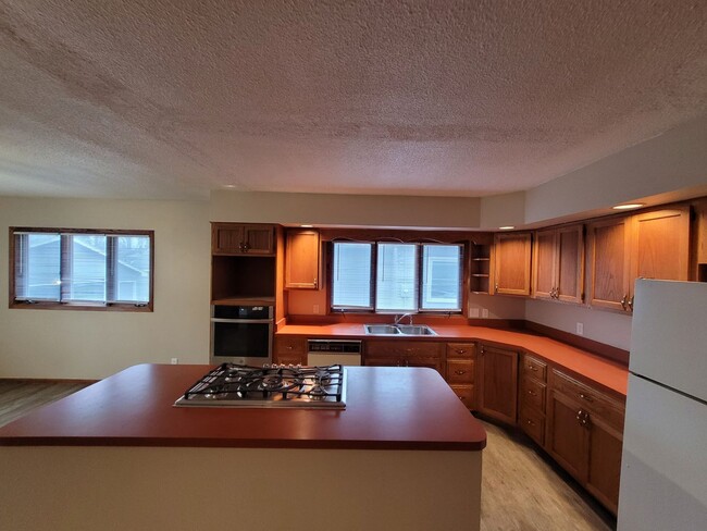 Building Photo - Don't miss this spacious kitchen!