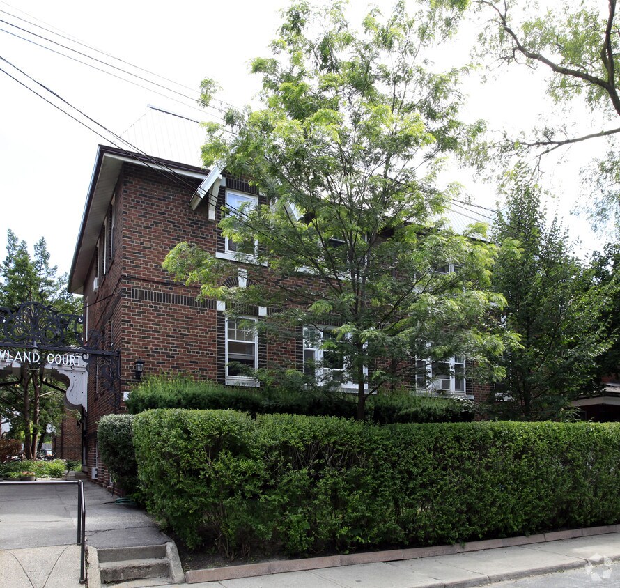 Howland Court 245 Howland Ave Toronto, ON