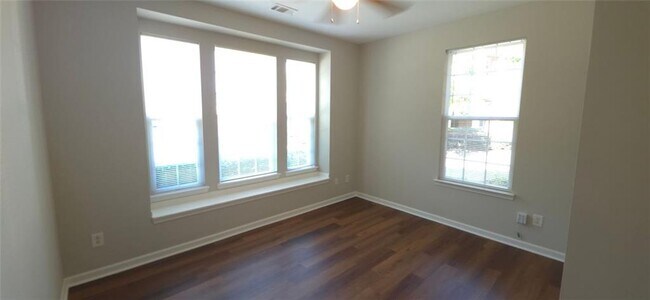 Building Photo - 3425 Fernview Dr