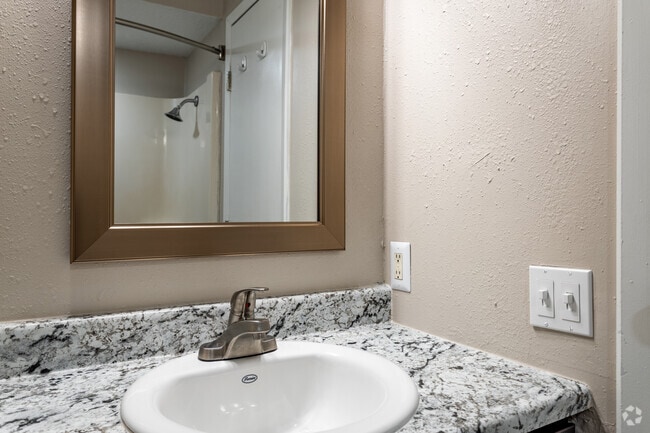1BR, 1BA - 633SF - Brickstone at Woodlawn LLC