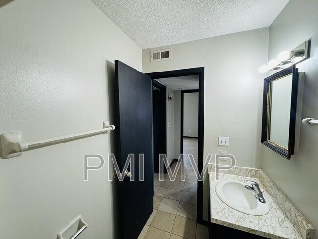 Building Photo - 828 Whitethorne Ave