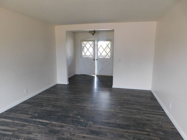 Building Photo - Open floor plan with huge yard