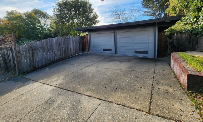 Building Photo - 2015 Cummings Dr