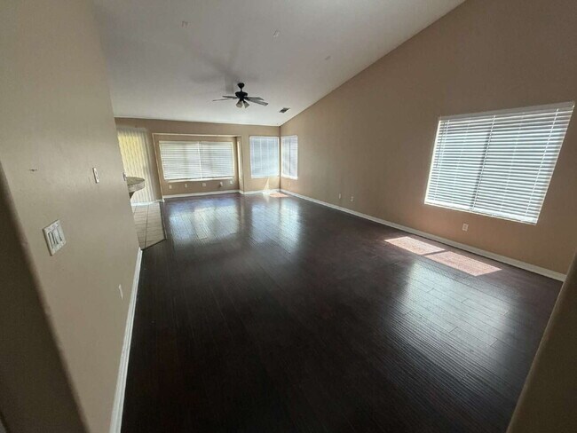 Foto del edificio - Charming Single-Story Home with Spacious Layout & Modern Comforts