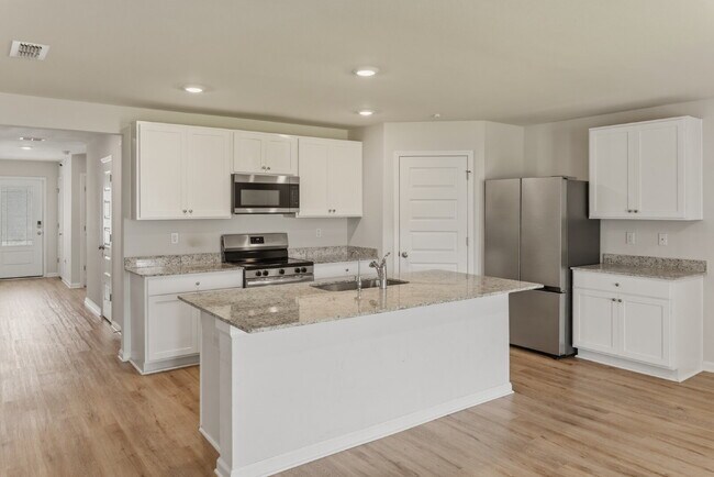 Foto del edificio - Huge 4 bedroom 2 bathroom home in Southwood