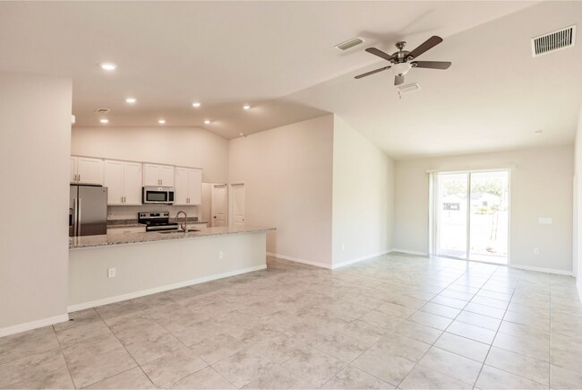 Building Photo - READY TO RENT! 4 Bed 2 Bath in Gator Circle!