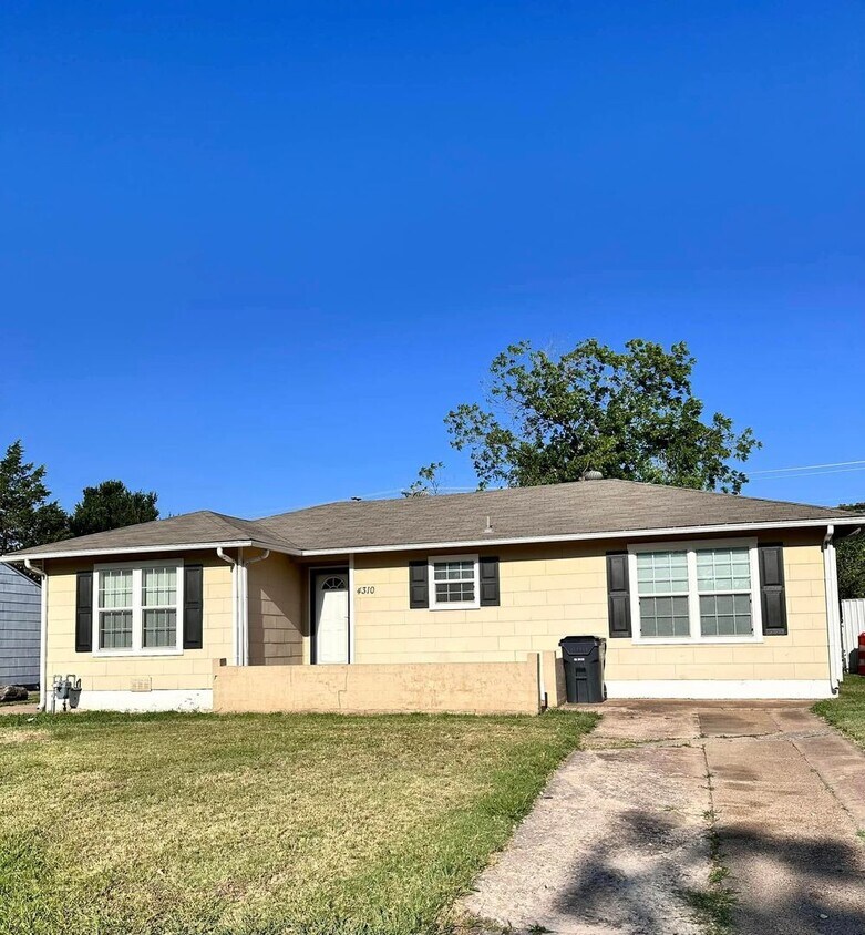 Foto principal - 3 Bedroom 2 bath in Faith Village