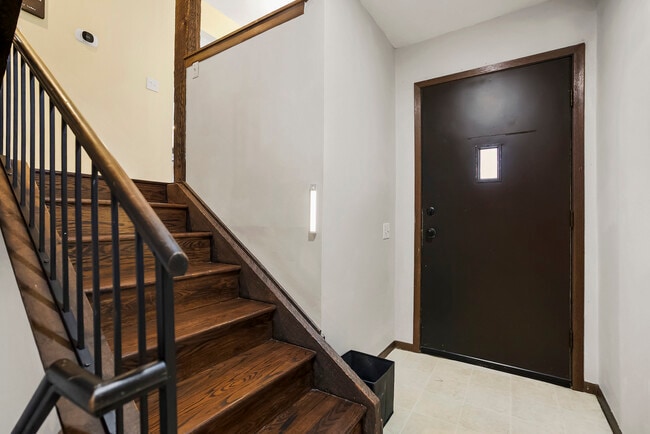 Building Photo - Iris KC Pad