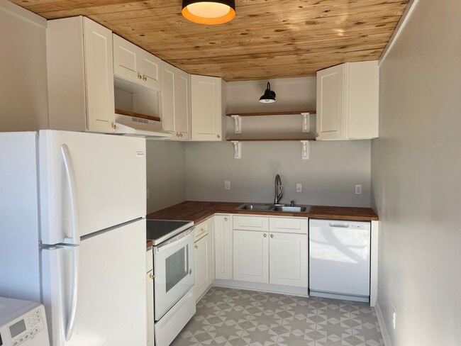 Building Photo - Centrally Located 1 bedroom 1 bath -  wate...