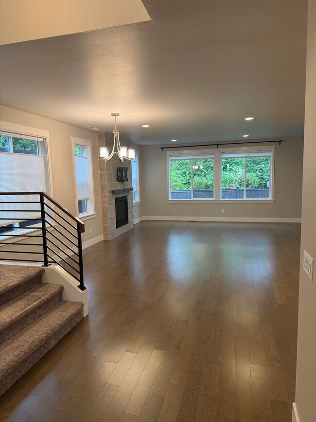 Building Photo - 4 Bedroom 2.5 Bath. Cul-de-Sac Home. Beaut...