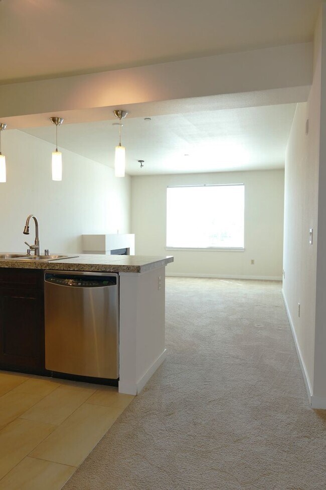 Building Photo - Light and Bright Top Floor 1 Bedroom + Den...