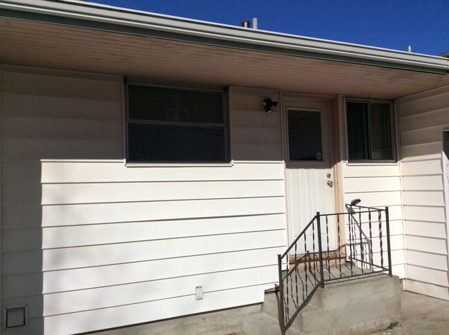 Building Photo - House - 2 units available! Utilities inclu...